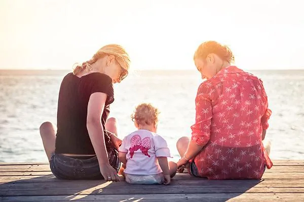 Pareja lesbianas con bebé Pareja lesbianas con bebé