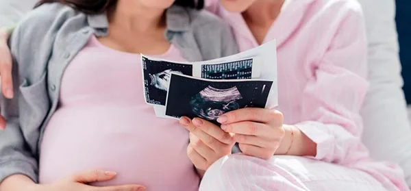 Pareja lesbianas con ecografia